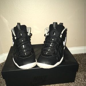 Black & white foamposites